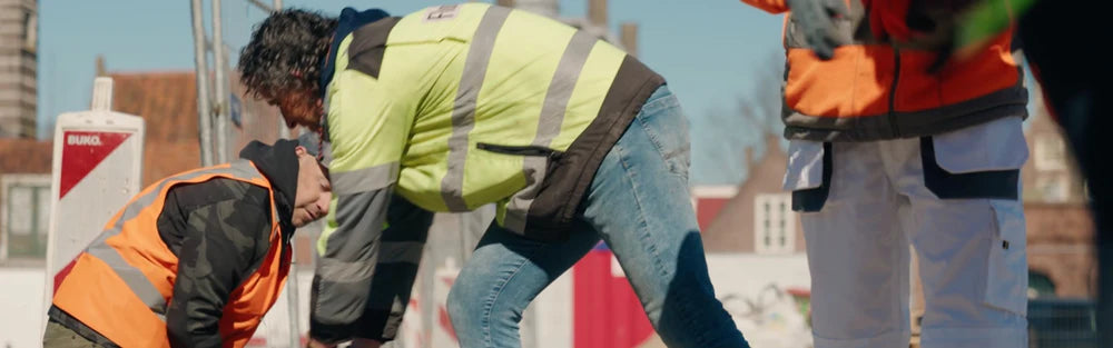 De Redbrick bouwvakkers werken samen om een straat aan te leggen