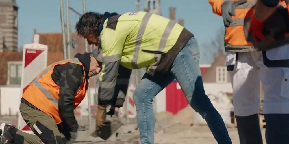 De Redbrick bouwvakkers leggen samen een straat