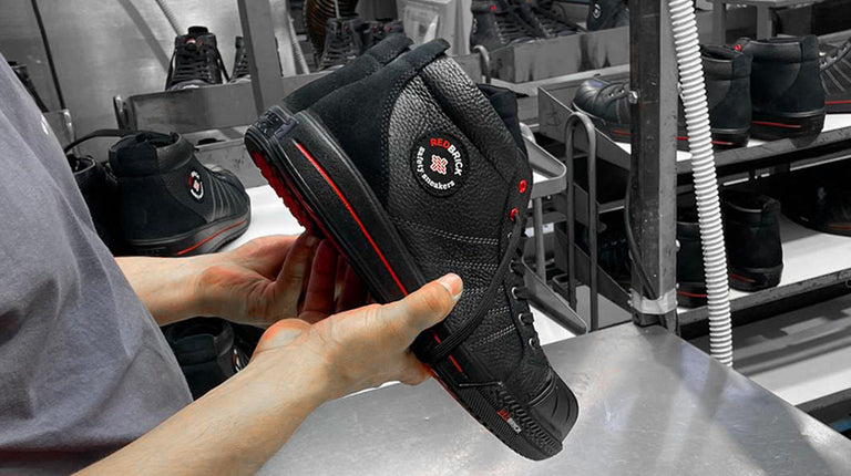 Productie van de Redbrick Safety sneakers