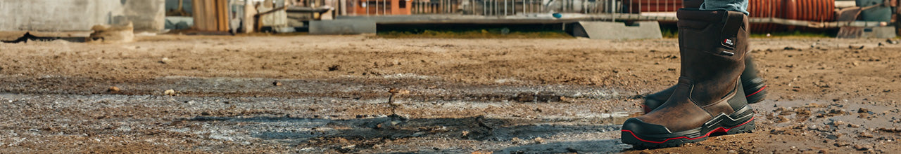 Redbrick Pulse S7S bruine werklaarzen op een modderige bouwplaats